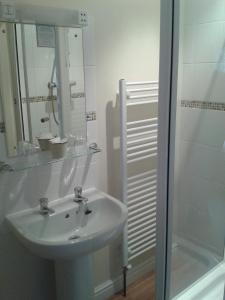 皮克林坦塔拉乡村酒店的白色的浴室设有水槽和淋浴。