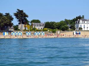 巴登Gîtes & Tiny houses Les Hauts de Toulvern的海滩上有人,海滩上有人,海滩上有人