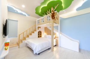 垦丁大街垦丁乐林旅店的儿童卧室,天花板上装饰有树木壁画
