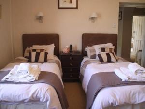 巴纳德城堡Lily Hill Farm的客房内的两张床和毛巾