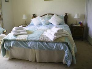 巴纳德城堡Lily Hill Farm的一间卧室配有带毛巾的床