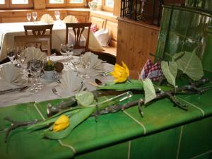 HofstettenGasthaus Linde的一张桌子,上面有绿桌布,上面有黄色的花