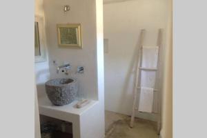 阿列恩图Stazzu Bandera的一间带水槽和镜子的浴室