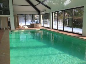 Saint-Léger-sur-DheuneLes Lodges的清澈 ⁇ 蓝水房子中的游泳池