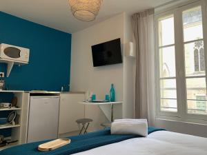 昂热Logis St Joseph的一间卧室设有一张床和蓝色的墙壁