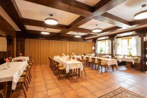 LauchheimLandgasthof Sonne的一间设有白色桌椅的用餐室