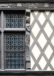 昂热L'Oisellerie Meublé de Tourisme的建筑物一侧的雕像,带有窗户