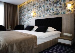 克拉约瓦MELISS EVENTS的一间酒店客房,房内配有一张大床