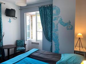 勒宝利古恩La Bergerie的一间卧室设有蓝色的床和窗户。