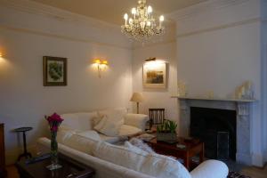 阿克斯明斯特Kerrington House的客厅配有白色沙发和壁炉