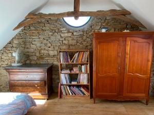GanLa Bergerie的一间卧室设有书架和木制橱柜