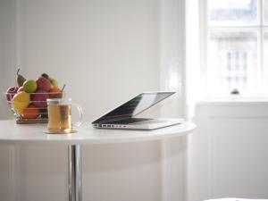 阿伯丁马歇尔公寓的笔记本电脑和桌上一碗水果
