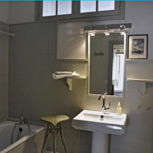 圣法尔若La maison Jeanne d'Arc的浴室配有盥洗盆、镜子和浴缸