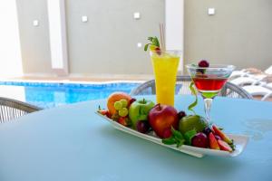 卡塔赫纳巴洛文托酒店的桌上的水果盘和饮料