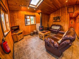 克兰伯恩New Forest Lodges的小屋内的客厅配有沙发和电视