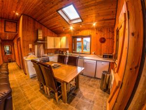克兰伯恩New Forest Lodges的小屋内的厨房配有桌椅