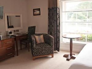 Perranwell挪威酒店的酒店客房配有书桌、椅子和桌子。