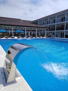Отель Райский Уголок в Абхазии内部或周边的泳池
