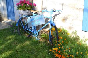 马朗L'instant bleu的停在草地上的一辆蓝色自行车,上面有标志