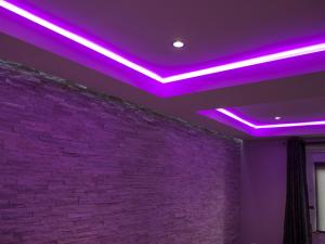 布雷得佛莱维特服务公寓的砖墙上有一个紫色灯的房间