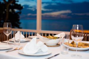 尼格瑞尔Llantrissant Beachcliff Villa的一张桌子,上面放着一盘食物和酒杯