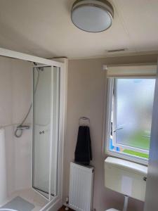 D24 is a 2 bedroom 6 berth caravan close to the beach on Whitehouse Leisure Park in Towyn near Rhyl with decking and private parking space This is a pet free caravan的一间浴室