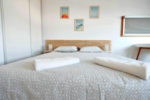 里尔Les Studiantes - T1 32 m² hypercentre gares/métro的一间卧室配有一张带两个枕头的床