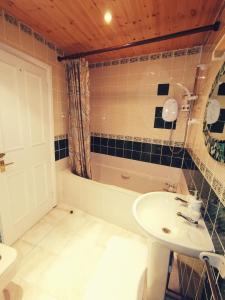 布莱尔高里维多利亚酒店的浴室配有盥洗盆和浴缸。
