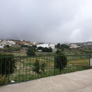 Al Assanمنزل ريفي بناء حجري的享有城市美景的黑色围栏