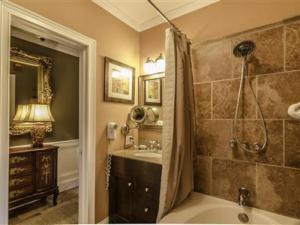 阿维尼翁新城奥尔西尼旅馆的带淋浴、浴缸和盥洗盆的浴室