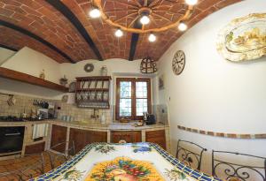 吉拉斯纳瑟奇纳诺农家乐的厨房设有桌子和天花板