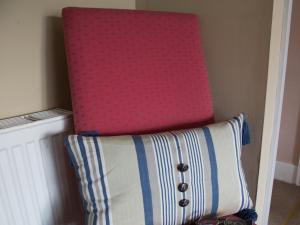 BrastedThe Old Manor House B & B的枕头旁的粉红色椅子