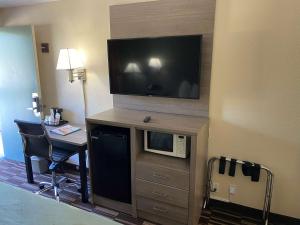 皮尔斯堡SureStay Hotel by Best Western Fort Pierce的酒店的客房配备了书桌和平面电视。