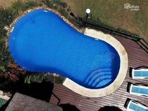 皮里亚波利斯科罗拉多普塔简易别墅的享有大型蓝色游泳池的顶部景致