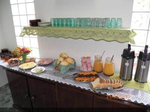 坎波斯杜若尔当山景酒店的自助餐,包括餐桌上的食品和饮料