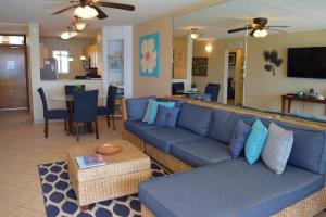 基黑Menehune Shores 309的客厅配有蓝色的沙发和桌子