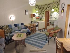 塔尔图Tartu Student Home的客厅配有沙发和桌子