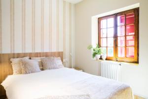 卡瓦尼亚斯CHALET EN PLAYA DE CABAÑAS的卧室配有白色的床和窗户。