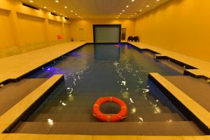 欧拉Sahary Al Ula Resort的海水中一个橙色浮标的游泳池
