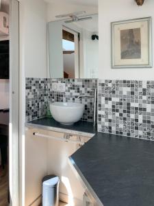 贝尔热拉克莱斯都宫公寓的一间带水槽和镜子的浴室