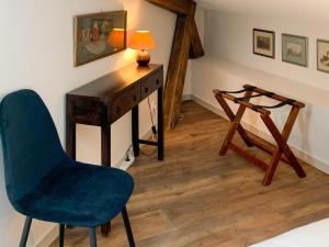 贝尔热拉克莱斯都宫公寓的客房配有书桌、椅子和灯具