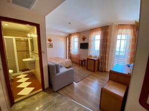 内塞伯尔Family Hotel Saint Nikola的一间酒店客房 - 带一张床和一间浴室