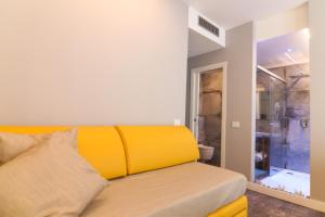 特罗佩阿J Luxury Home的带浴室的客房内的黄色沙发
