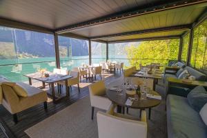 盖郎厄尔峡湾格兰德峡湾酒店的餐厅设有桌椅和大窗户。