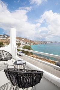 圣斯特凡诺斯Obsession Mykonos的阳台配有椅子,享有海景。