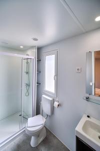 苏佩塔尔Boutique Camping Bunja的浴室配有卫生间、淋浴和盥洗盆。