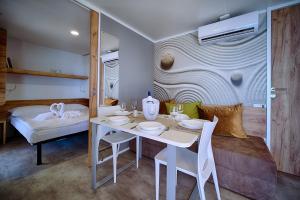 苏佩塔尔Boutique Camping Bunja的一间带桌子和床的用餐室