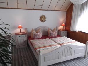 特劳泰斯腾Pension Waldhof的一间卧室配有白色床和2个床头柜