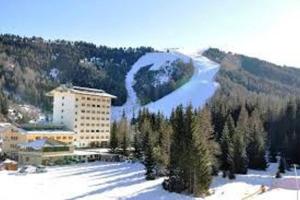 福尔加里亚Alloggio vacanze in montagna per coppia的山旁的雪地建筑