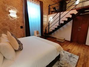 莫雷利亚Hotel Boutique Rayón 50的一间卧室设有一张床和一个楼梯